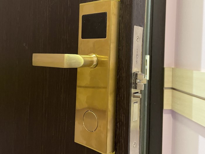 Электронный врезной замок на батарейках