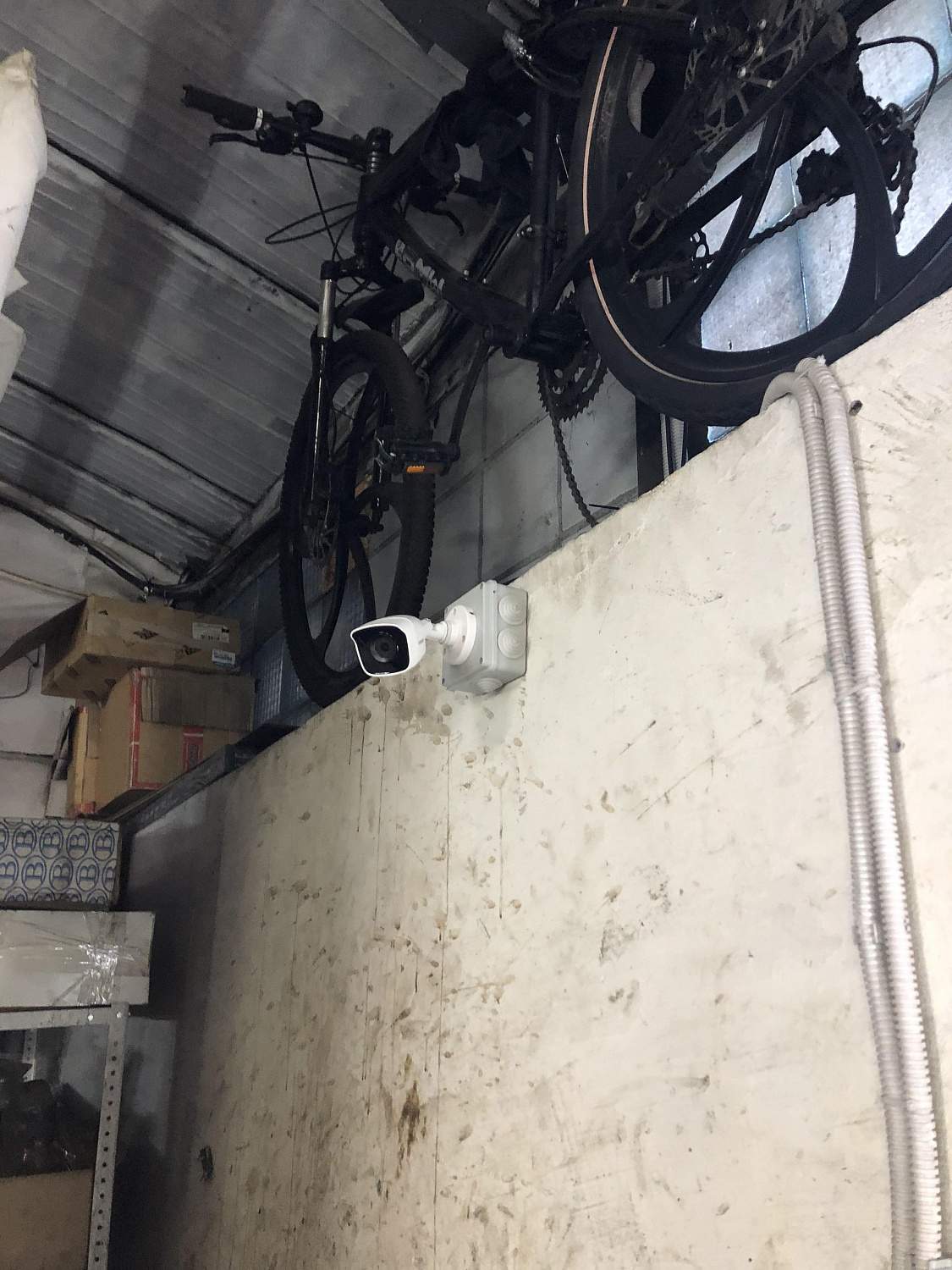 цилиндрическая камера HiWatch DS-T200(B) в автотехцентре
