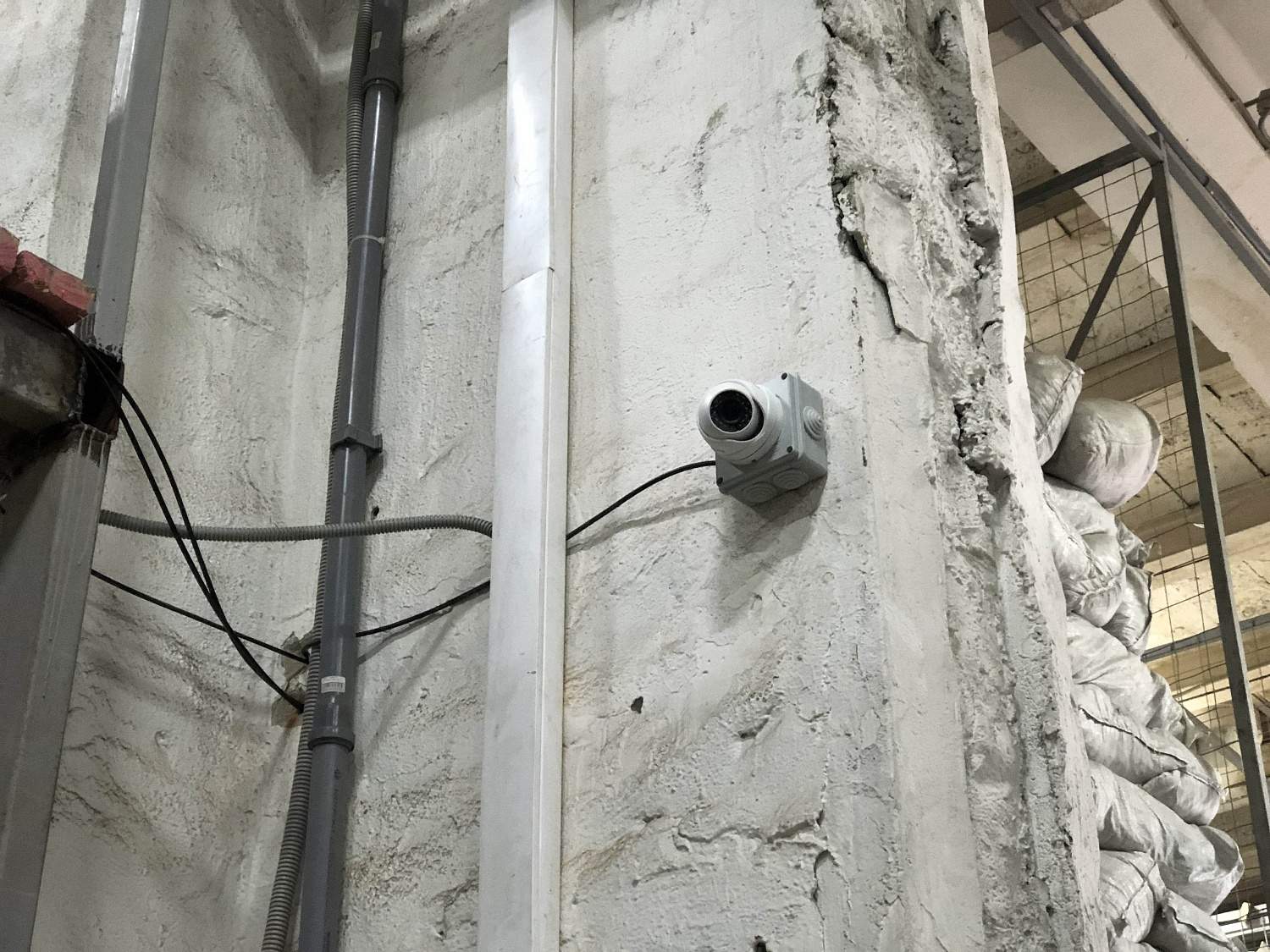 купольная камера HiWatсh DS-T203 на складе