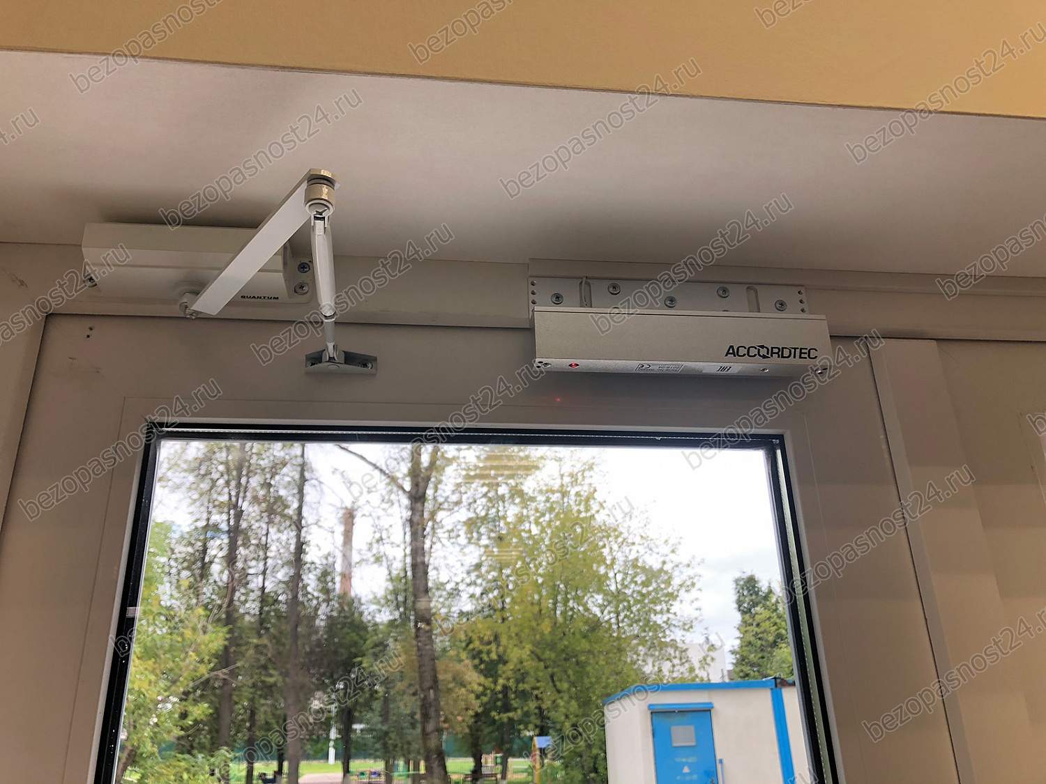 Дверной доводчик и магнитный замок