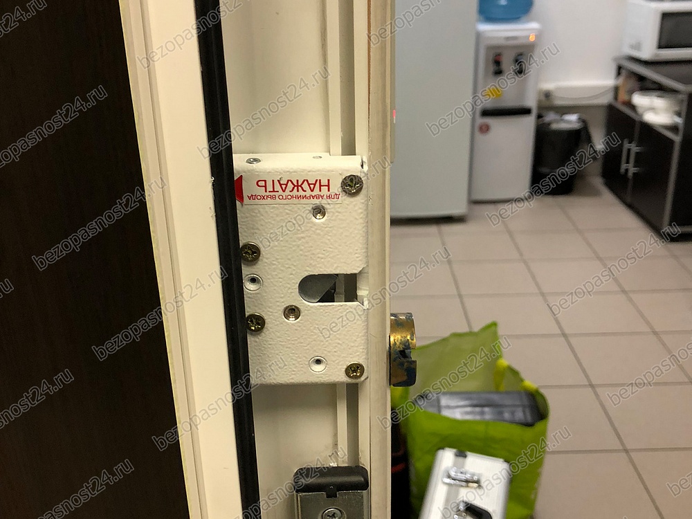 Электромеханическая защелка на пластиковую дверь по карточкам