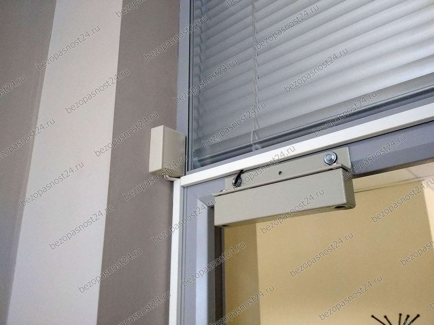магнитный замок вид снаружи